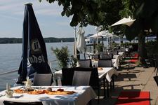 Bei leichten Jazz-Klängen lässt sich an einem lauen Sommerabend am Ostufer des Starnberger Sees herrlich vom Alltag Abstand nehmen. Copyright: Seehotel Leoni