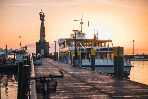 Konstanz-Hafen-Imperia-Steg-Schiff-Sonnenaufgang-09_Copyright_MTK-Christoph-Partsch.jpg