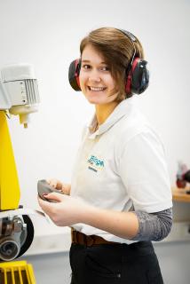 Nach einem Praktikum bei Brillinger Orthopädie entschied sich Lisa Hammes für eine Ausbildung zur Orthopädieschuhtechnik-Mechanikerin, Copyright: Brillinger Orthopädie