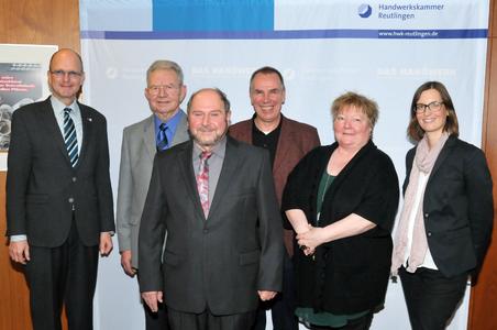 Ehrenamt zählt: Hauptgeschäftsführer Dr. Joachim Eisert, Manfred Wildmann und Egon Erath, Wolfgang Heinz, Vorsitzender des Prüfungsausschusses, Andrea Leichsenring, Bildungsakademie Reutlingen, und Bianca Beck, Leiterin der Meisterprüfungsabteilung der Handwerkskammer Reutlingen (v.l.n.r.) (Foto: Handwerkskammer)