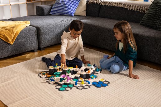 Ravensburger GraviTrax Junior - Spielszene World Boy & Girl 2.jpg