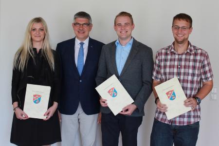 Landrat Manfred Görig (2. v. l.) gratulierte Alisa Schidlowski, Clemens Kaiser und Patrick Haika (von links) zum abgeschlossenen Studium „Bachelor of Arts – Allgemeine Verwaltung“ / Foto: Gaby Richter