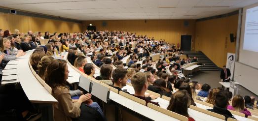 Bis auf den letzten Platz füllte sich der Audimax zur offiziellen Erstsemesterbegrüßung, Foto: Christopher Thiele