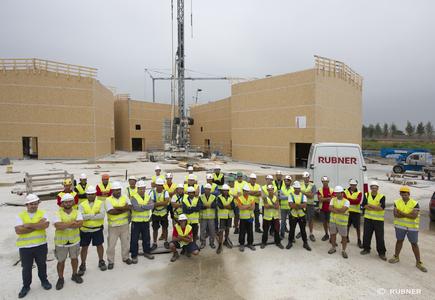 Baustelle "CL1-East" der Expo Mailand 2015: Im Vordergrund Monteure von Rubner, im Hintergrund einige Holzhallen (Foto: Rubner Objektbau)
