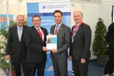 Auf dem Maimarkt unterzeichneten Vertreter von Creditreform und Handwerkskammer eine Kooperationsvereinbarung (v.l.n.r.:) Tobias Wunderlin, Vize-Präsident Klaus Hofmann, Geschäftsführer Oliver Dangmann und Geschäftsbereichsleiter Rolf Koch