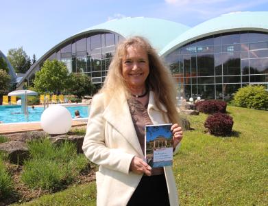 Marion Schneider, geschäftsführende Gesellschafterin der Toskanaworld, mit dem Buch "Kurbäder im Herzen Europas" / Foto: Klaus Lohmann