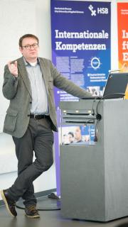 Prof. Dr. habil. Olaf Morgenroth von der Medical School in Hamburg bei seinem Eröffnungs-Vortrag (Bildquelle: Hochschule Bremen / Shuvo Sarkar)