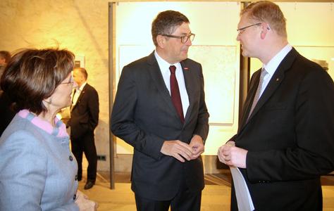 Bayerns Arbeitsministerin Emilia Müller, der Präsident der Handwerkskammer Niederbayern-Oberpfalz Dr. Georg Haber und Tschechiens Vize-Premier Pavel Belobrádek (von links) wollen die bayerisch-böhmische Zusammenarbeit weiter vertiefen. Foto: obx-news