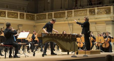Die Deutsche Streicherphilharmonie und der Perkussionist Alexej Gerassimez im Konzerthaus Berlin / Foto: Kai Bienert