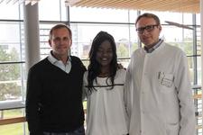 v.l.n.r.: Dr. med. Thomas Gohla, Marie, Prof. Dr. med. Andreas Müller (Bildquelle: Petra Geiger, Städtisches Klinikum Karlsruhe)