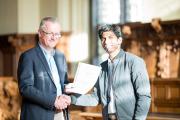 Prof. Dr. Thomas Pawlik überreicht Master-Student Nishant Sinha den DAAD-Preis 2018