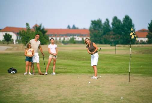 Familie-beim-Golfen-in-G%C3%B6hren-Lebbin_Topel_TMV.jpg