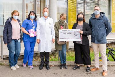 v.l.n.r.: Petra Schlömer, Stationsleitung S25, Kerstin Klein, Stationsleitung S26, Prof. Joachim Kühr, Direktor der Klinik für Kinder- und Jugendmedizin, Ines Dombrowski, 1. Vorsitzende des Frühchentreffs Karlsruhe e.V., Patricia Döpfert, Leiterin der Sparda-Filiale in der Karlsruher Kaiserstraße, sowie Wolfgang Zimmer, ehemaliger Leiter der Filiale Karlsruhe-Mühlburg und jetziger Leiter der Filiale Rastatt / Fotos: Markus Kümmerle, Städtisches Klinikum Karlsruhe