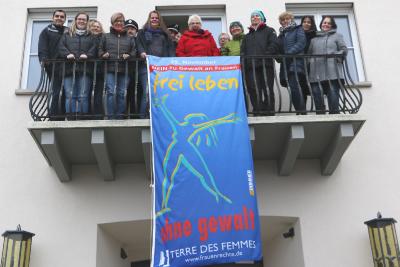„Nein zu Gewalt an Frauen“ und „Frei leben – ohne Gewalt“ ist auf der blauen Fahne von Terre des Femmes“ zu lesen. Den „Internationalen Gewaltschutztag“ und die Aktion des Fahnehissens nahmen die Beauftragte für Integration, Inklusion und Gleichstellung Stephanie Kötschau, die Polizei, das Familienbündnis, das Handlungsfeld „Gewaltprävention“ und dessen Sprecherin Magdalena Pitzer, WIR-Koordinatorin Michaela Stefan, das Diakonische Werk, Cobra e.V., die AWO, das Frauennetzwerk, der Kinderschutzbund Schotten, das Amt für Soziale Sicherung, der Bezirkslandfrauenverein Lauterbach und das Netzwerk gegen Gewalt wieder zum Anlass, um ein Zeichen zu setzten (Foto: Gaby Richter)