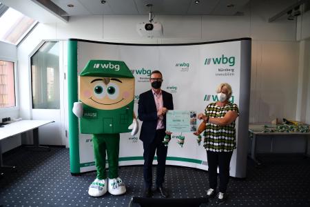 Aufgrund der Pandemie haben wir kein Gruppenfoto erstellt, sondern übermitteln das Übergabefoto der größten Zuwendung: wbg-Maskottchen Hausi, Stiftungsbeirat Ralf Schekira und Anne Leuders, die Leiterin von Liliput-Mutter + Kind / Fotos: Axel Rieger, wbg Nürnberg
