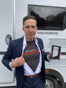 WEINSBERG Produktmanager Florian Hopp freut sich über den Deutschen Fairness-Preis 2020 / Foto: Knaus Tabbert AG