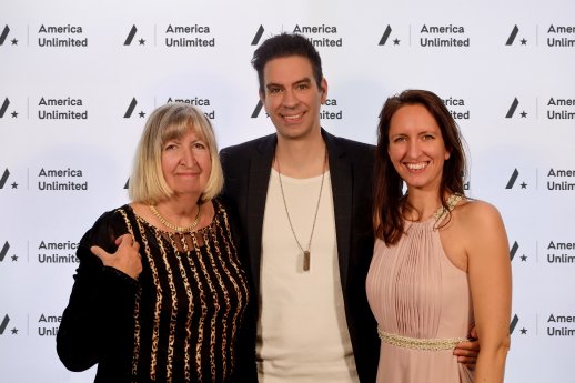 Die Inhaberfamilie von America Unlimited_Angelika Kohlenberg (l.) mit ihren Kindern Timo Kohlenb.jpg
