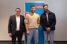 Kammerpräsident Klaus Hofmann (links) freute sich mit den diesjährigen Gewinnern beim Wettbewerb 