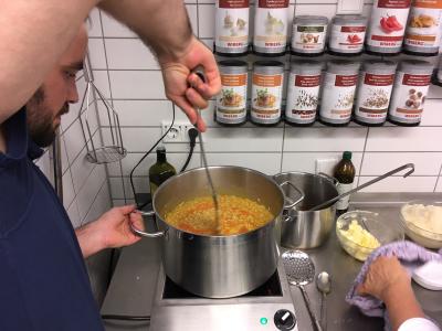 Kürbis-Risotto wird gekocht durch einen Mitarbeiter der Wichtel Akademie