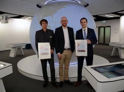 Umweltstaatsrat Ronny Meyer gratuliert zur Auszeichnung als „Klimaschutzbetrieb CO2 minus 20“. V.l.n.r.: Jens Tanneberg (Klimahaus® Betriebsgesellschaft mbH), Umweltstaatsrat Ronny Meyer, Felix Huth (Huth Metallbau GmbH)