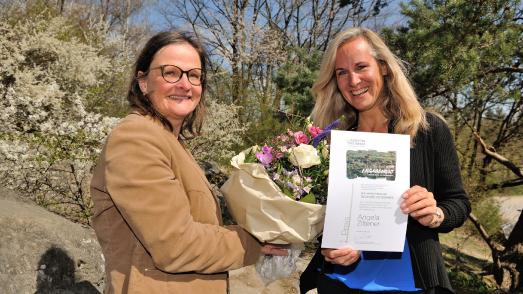 Angela Ziltener, 1. Preisträgerin Trophée de femmes 2021 (rechts), und Sabine Fesenmayr, Fondation Yves Rocher – Foto: Daniel Schmuki – persönlichkeitsfotographie – www.danielschmuki.ch