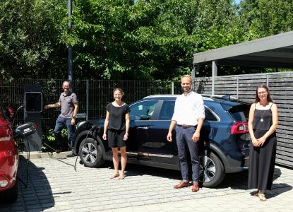 BKK ProVita nimmt Ladestationen für Elektrofahrzeuge in Betrieb (von links nach rechts: Michael Blasius (BKK ProVita), Anna Zipse und Norman Elmers (beide Polarstern), Christina Otzmann (BKK ProVita)).