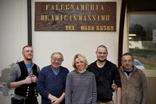 Sina Schmidt mit Kollegen und den Gastgebern des Schreinerbetriebes De Amicis Massimo in Volterra, Foto: Patrizia Cialfi