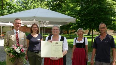 (v.l.n.r.): Werkleiter Dr. Stefan Raueiser, Personalreferentin Claudia Blank, Jubilarin Ricarda Zemljak, Restaurantleiterin Christiane Breidenbach, Personalratsvorsitzender Peter Zedelmayr / Foto: Mario Arnold, Schwäbisches Bildungszentrum Irsee