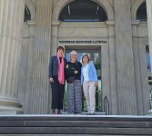 LVS-Gründerin Nicole Krüger, LVS-Mitarbeiterin Maike Winkler und Frau Dr. Schieffer vor dem niedersächsischen Landtag.