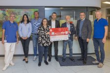 Vertreterinnen und Vertreter der Automeile überreichen den Spendenscheck. Bildquelle: Markus Kümmerle, Städtisches Klinikum Karlsruhe