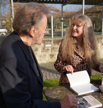 Franco Nero mit Marion Schneider vor ihrem gemeinsamen Buch 'Der Frieden kommt aus der Mitt.jpg