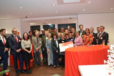 Die Vertreter von 13 gemeinnützige Organisationen konnten sich über eine vorweihnachtliche Überraschung freuen
