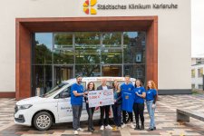 Cengizhan und Karina Akdag (3. und 4. v.l.) übergeben den Spendenscheck an die Klinikhelden.