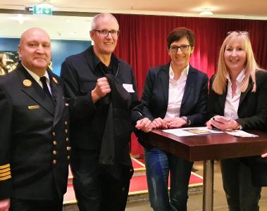 Kühlwesten für die australische Feuerwehr: Gabriele Renner und Sabine Stein, Geschäftsführerinnen der pervormance international GmbH, bei der Spendenübergabe an Oliver Schmidt und Stefan Kimpel von der Feuerwehr Frankfurt/Main (von re. nach li.).