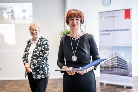 Von links nach rechts: Monika Buchalik, Vizepräsidentin der Landesärztekammer Hessen, und Prof. Dr. med. Viola Hach-Wunderle* * alle Teilnehmer/innen sind vollständig geimpft