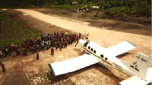 Dorfbevölkerung von Wetap mit AAS-Flugzeug, © Foto: Adventist Record