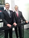 Das Bild zeigt den Sinsheimer Handwerksunternehmer Thomas Hammer (links), hier zusammen mit dem Vizepräsidenten der Handwerkskammer Mannheim Rhein-Neckar-Odenwald, Alois Jöst (rechts), auf einer Messe