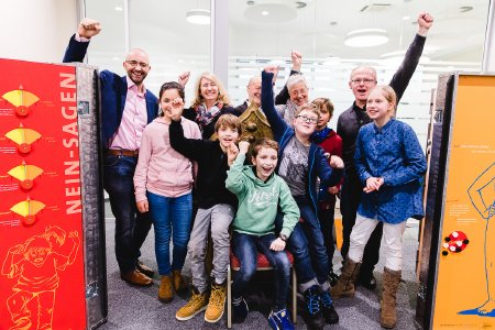 Projektpartner mit Kindern auf und um den Jubelthron, Bildnachweis: Heymo