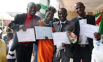 101_Burundi_Freude ueber den erfolgreichen Abschluss Homepage.jpg
