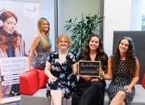 Ausbildungsbeauftragte Beatrice Kretzler (ganz links) mit den drei frischgebackenen Sozialver-sicherungsfachangestellten Alena Wedler, Carina Wenninger und Antonia Bayerl (von links nach rechts)