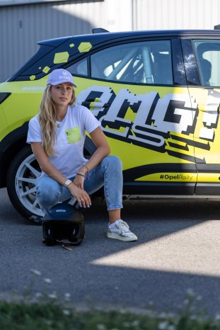 formel-e-trifft-elektro-rallye-sophia-floersch-startet-im-adac-opel-gse-rally-cup (3).jpg