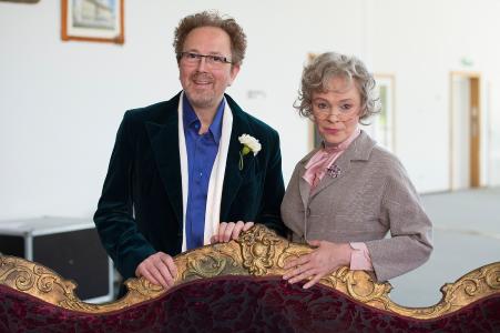 Foto mit Fräulein Vorlaut (Marie-Helen Joël) und Professor Gisbert Träge (Michael Haag) / Foto: Saad Hamza