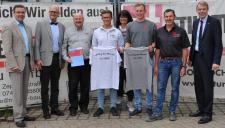v.l.n.r.: Geschäftsführer KHS Freudenstadt, Siegfried Dreger, Hauptgeschäftsführer der Handwerkskammer Reutlingen, Dr. Joachim Eisert, Obermeister Volker Nübel, Lehrling Sebastian Müller, Cornelia Müller, Lehrling Christoph Kugler, Johannes Müller und Präsident der Handwerkskammer Reutlingen, Harald Herrmann bei der feierlichen Urkundenübergabe