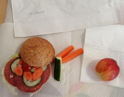 Eine Papiertüte mit leckerem gesundem Essen