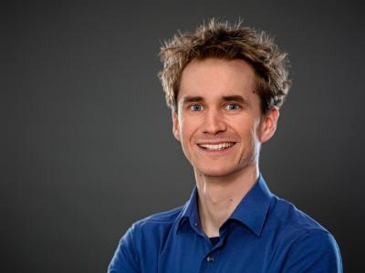 Der Neurowissenschaftler Dr. Henning Beck vermittelt den beim Ergotherapie-Kongress anwesenden Ergotherapeuten, wie ihr Gehirn Neues speichert und versteht – beste Voraussetzungen, um möglichst viel vom Kongress „mitzunehmen“ / © Beck