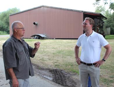 Erster Kreisbeigeordneter Dr. Jens Mischak im Gespräch mit Landwirtschaftsmeister Erich Müller. Fotos: Jennifer Sippel / Vogelsbergkreis