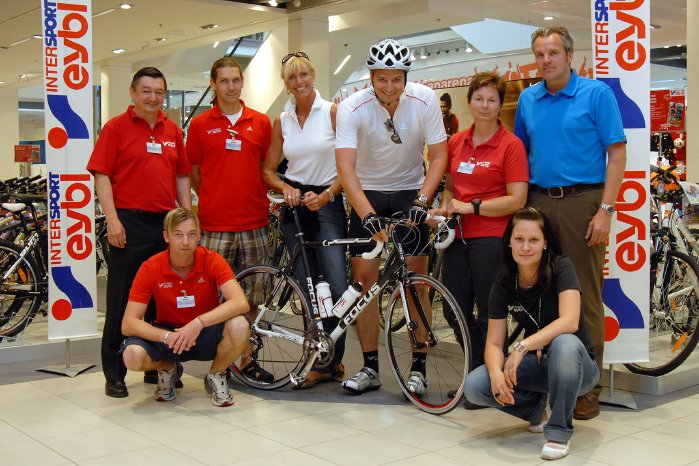 Bild 3_Dorian Steidl und das Eybl Radsport-Team.jpg