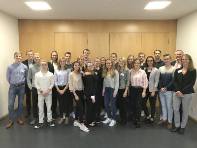 Studierende des zehnten Jahrgangs des DSBW zusammen mit der Programmkoordinatorin Doris Walter und dem Studiengangsleiter Prof. Dr. Jan Dethloff (beide rechts).