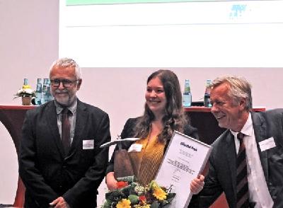 Henrike Fabienke gemeinsam mit dem Geschäftsführer der Flugplatzgesellschaft Schönhagen, Dr.-Ing. Klaus Jürgen Schwahn (l.) und dem Vorstandsvorsitzenden der Otto-Lilienthal-Stiftung, Prof. Dr. Andreas Timmermann