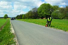 Damit nachfolgende Autofahrer rechtzeitig gewarnt sind, stellt man auf Landstraßen ein Warndreieck in 100 Metern Entfernung auf, Foto: ARCD